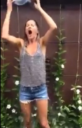 ג'יזל בונדשיין שופכת על עצמה דלי מים קרים