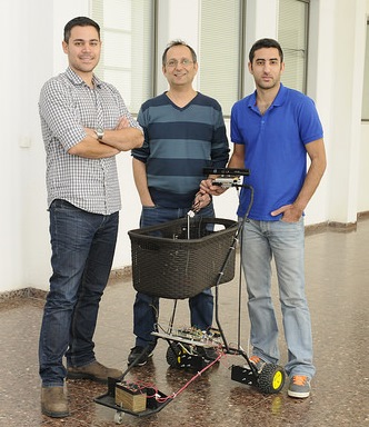 הסטודנטים עם העגלה הרובוטית